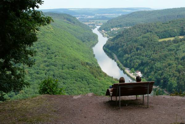 Bank mit Ausblick von der Cloef auf die Saarschleife