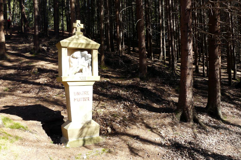 Kreuzweg im Niederwürzbacher Wald