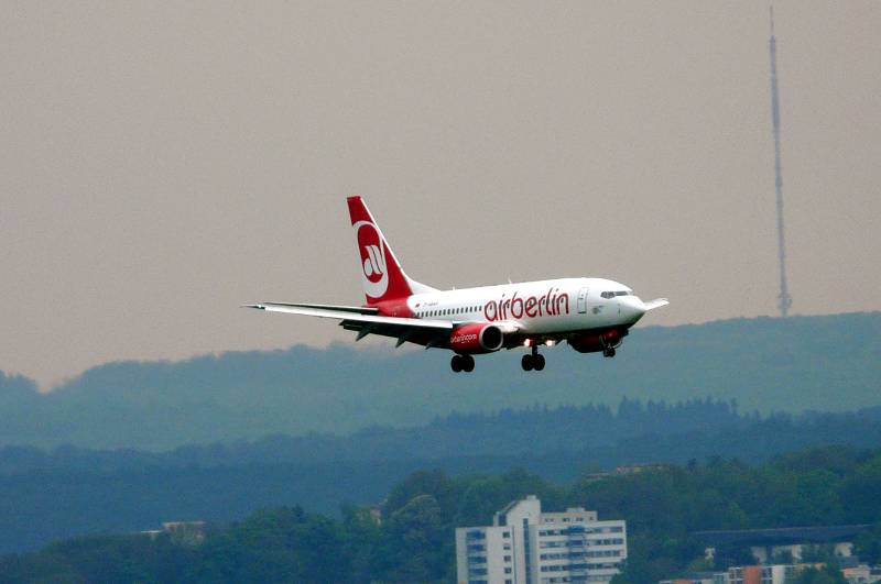 Air Berlin beim Landeanflug am Flughafen Saarbrücken