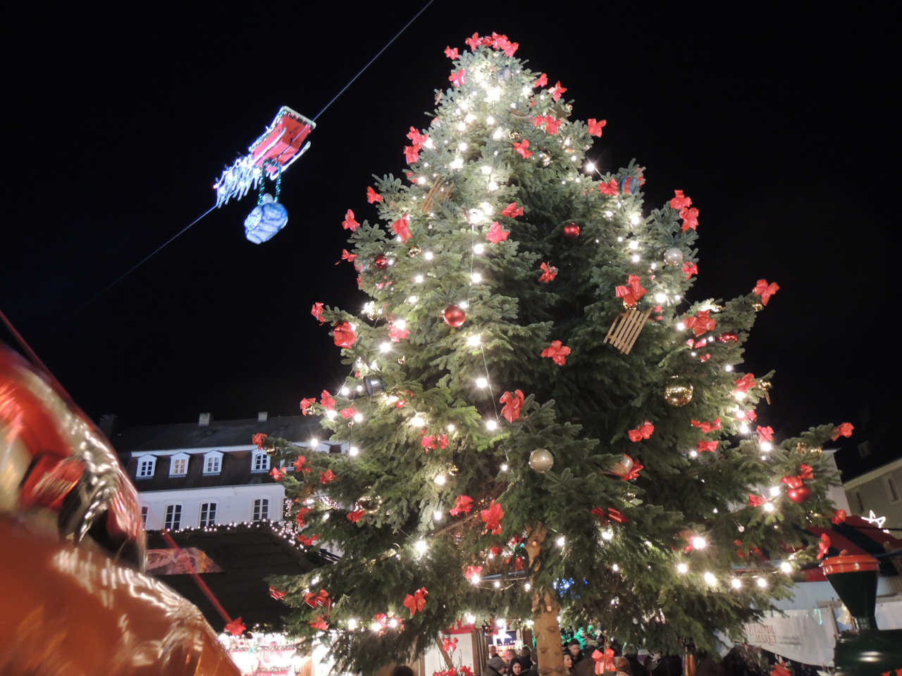 Der fliegende Weihnachtsmann über dem Tannenbaum