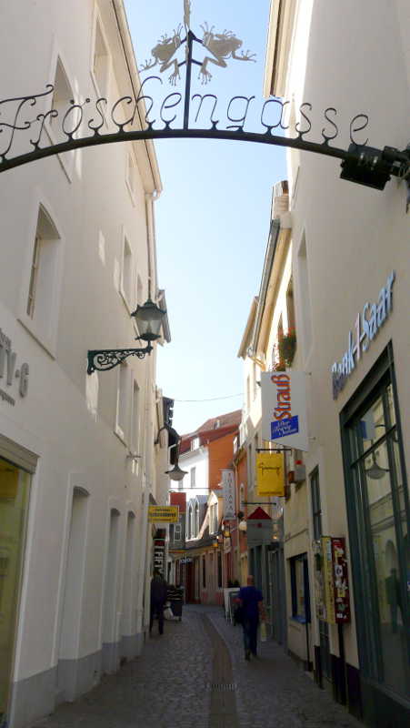 Eingang der Fröschengasse, Nähe Sankt Johanner Markt 