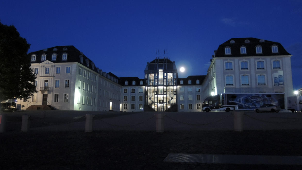 Saarbrücker Schloss mit Vollmond