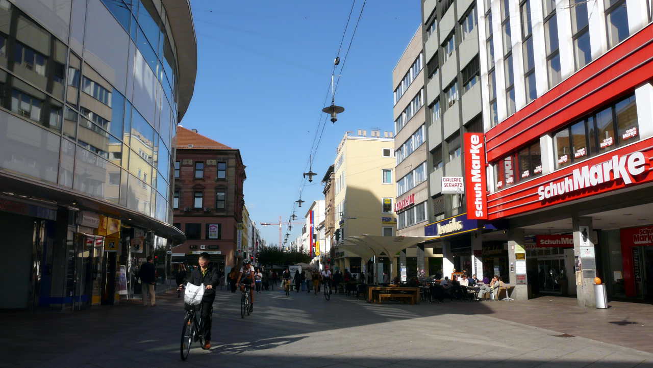 Einkaufen in der Fußgängerzone Saarbrücken