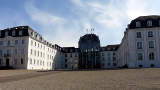 Das seltsame Saarbr�cker Schloss davor: Platz des unsichtbaren Mahnmals