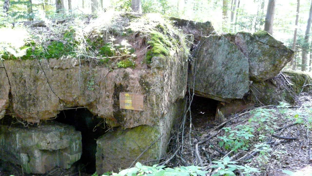 Nicht betreten: Gesprengter Westwall Bunker Nähe Mühlenschlucht 