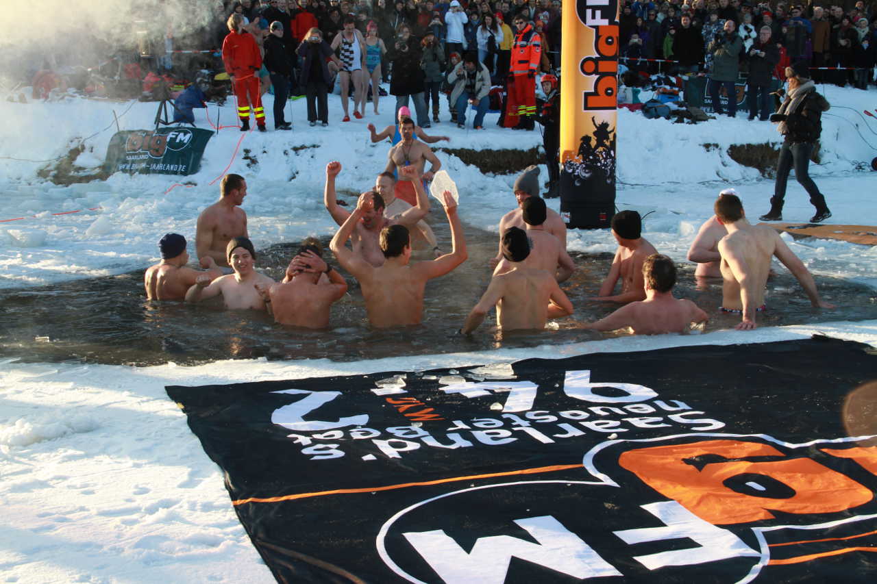 Eisschwimmen im Itzenplitzer Weiher bei Schiffweiler Heiligenwald