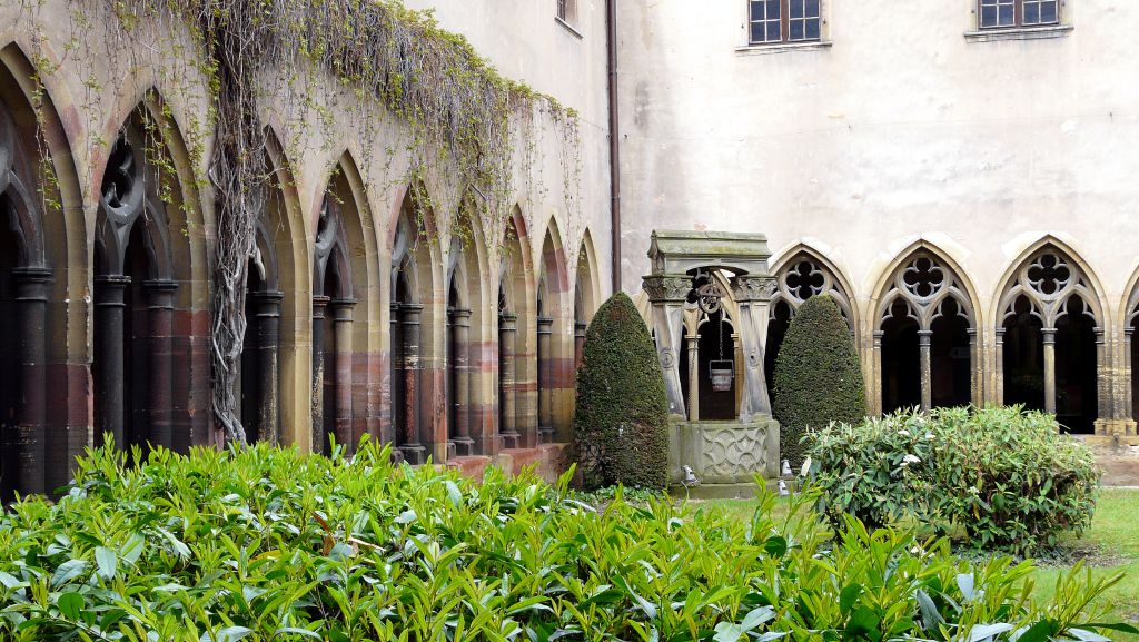 Brunnen im Innenhof des Unterlindenmuseums