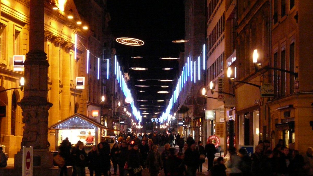 Vorweihnachtlicher Einkaufstrubel in Metz - Fußgängerzone