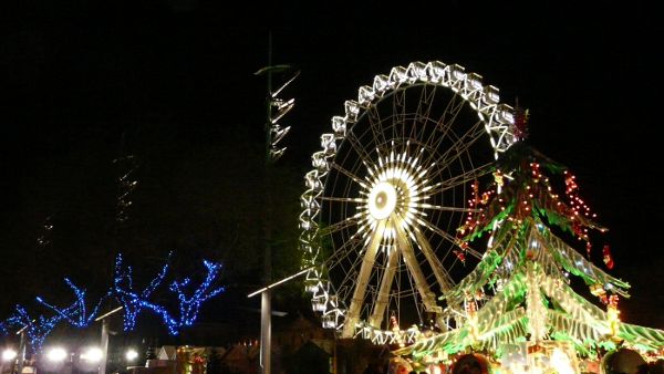 Riesenrad auf dem Weihnachtsmarkt in Metz