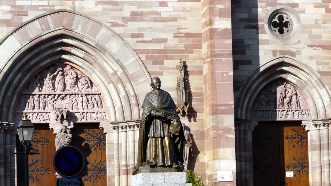 Statue und Portal der Pfarrkirche Obernai