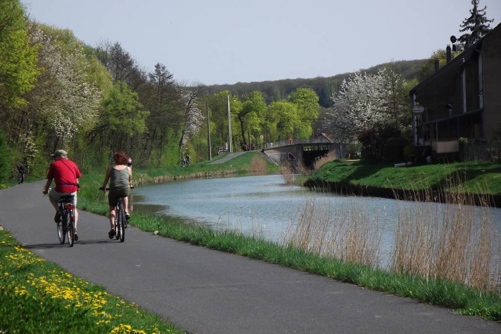 Radfahrer am Kohleminenkanal vor der Schleuse 25