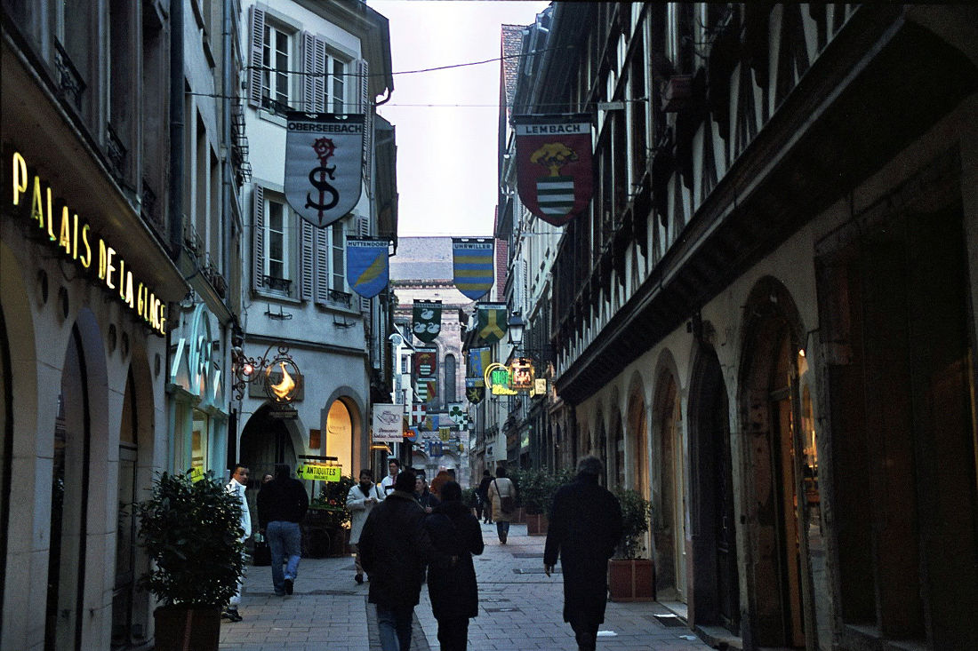 Abendlicher Einkauf in der Altstadt von Straßburg - 2