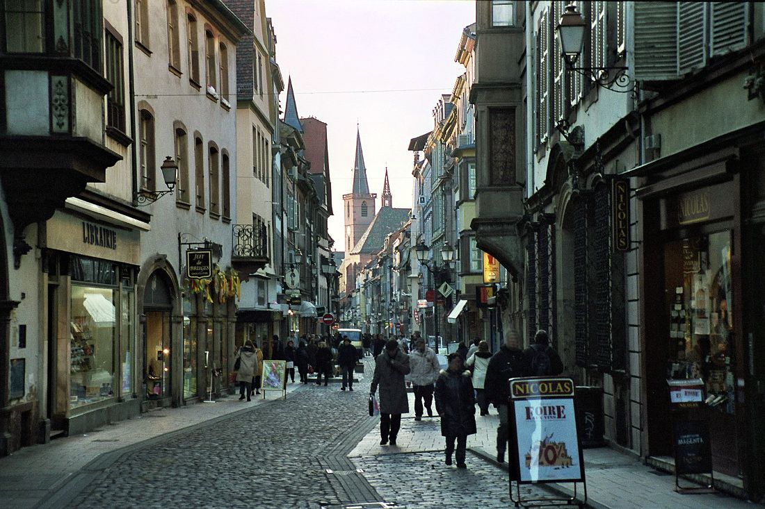 Abendlicher Einkauf in der Altstadt von Straßburg