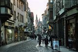 Abendlicher Einkauf in der Altstadt von Straßburg von Hihawai