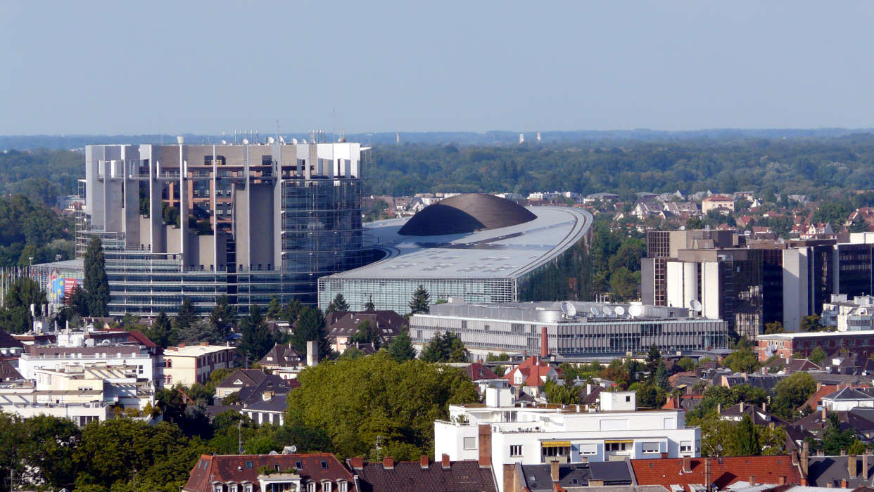 Das Europaparlament in Straßburg - das ARTE Haus vorne rechts