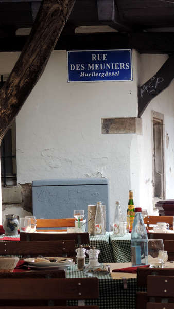 Nach dem Mittagessen vor dem Müllergässl in Straßburg