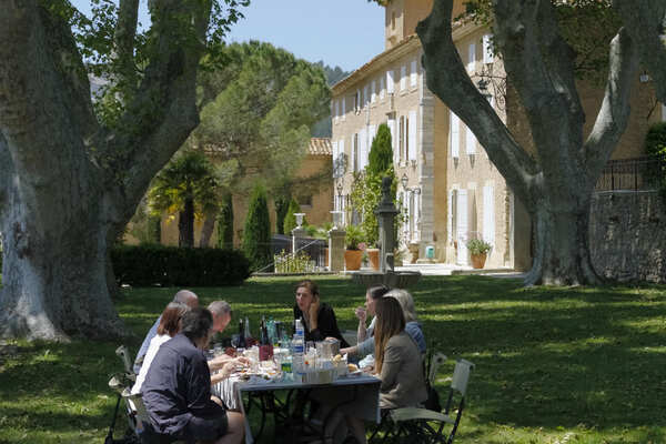 Picknick im Park von Schloss Pesquié