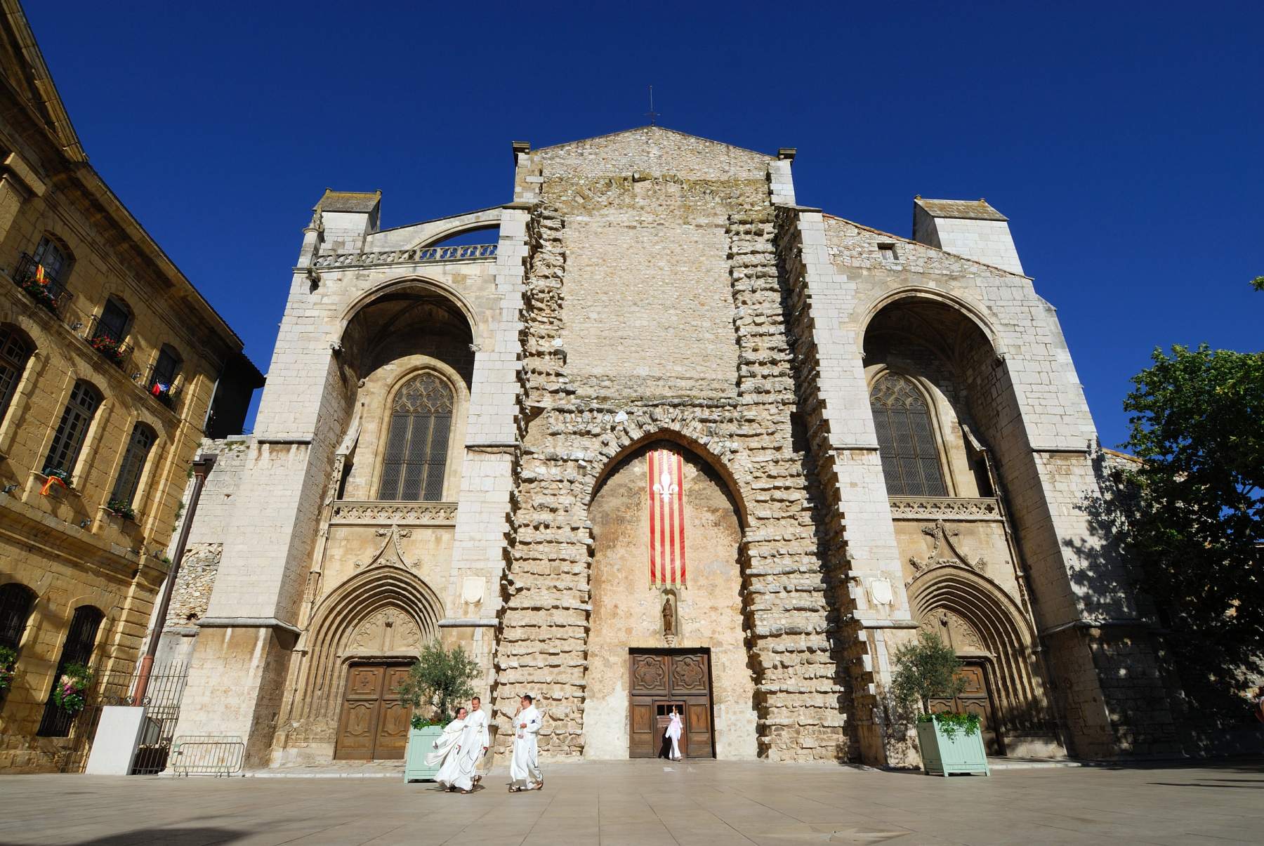 Ruhestätte der Heiligen Maria Magdalena:  die Basilika in Saint-Maximin-La-Sainte-Baume