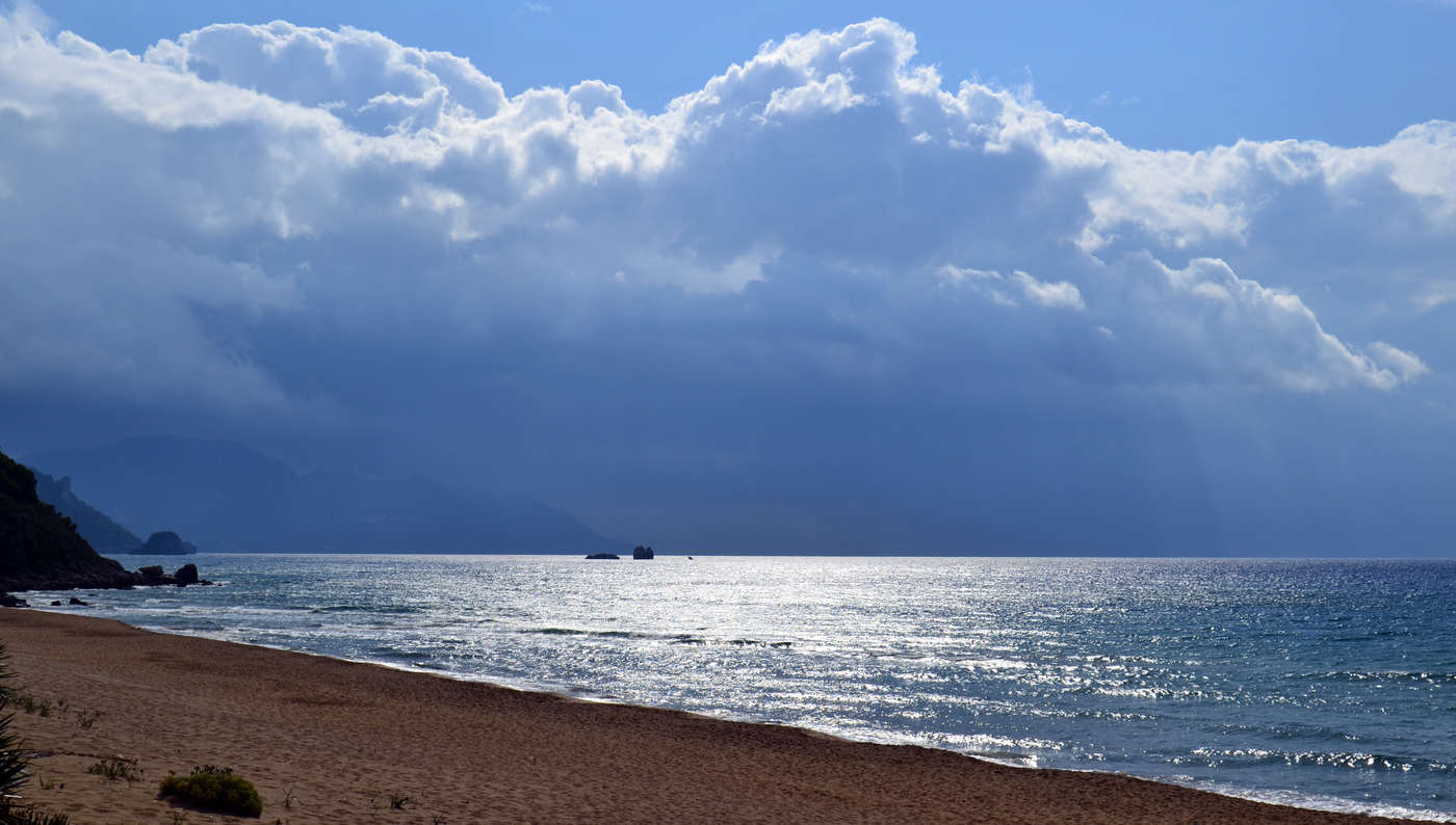 Strand von Glyfada Beach im Herbst