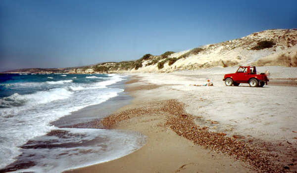 einsamer Káti Beach bei Agios Theologos