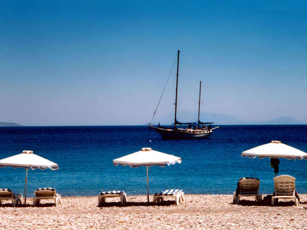 Sonnenschirme am Strand von Kefalos