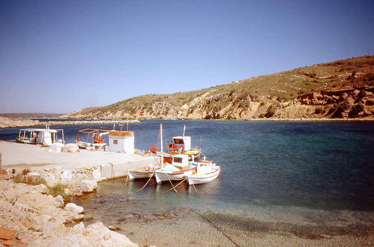 Fischerboote in der Bucht von Limnionas