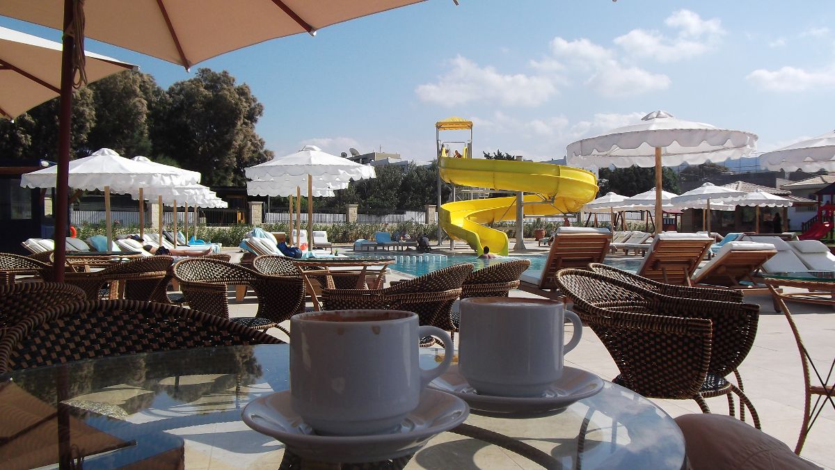 Kaffeepause und Kinderaufsicht an der Poolbar