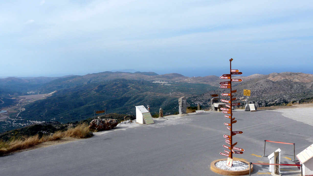 Wegweiser vor dem Homo Sapiens Museum Kreta