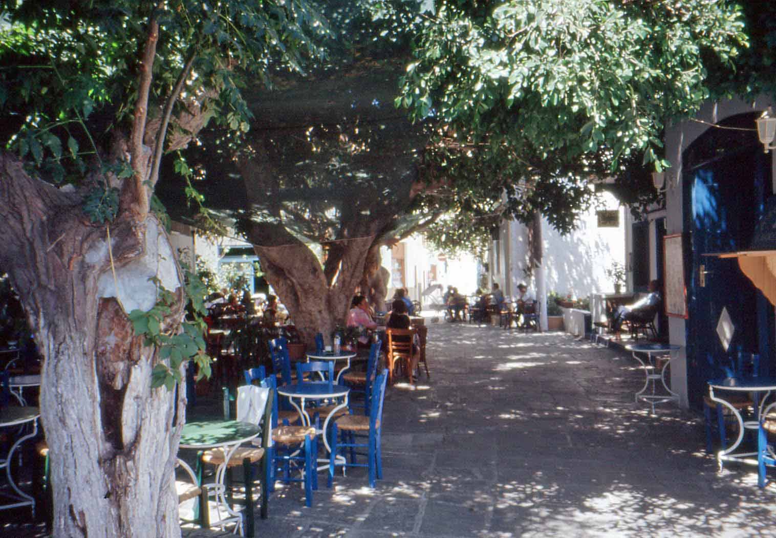 Der schattige Dorfplatz von Mandraki by Hihawai