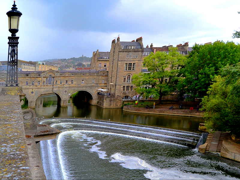 Pulteney Bridge, eine der wenigen Brücken mit Geschäften weltweit von Hihawai