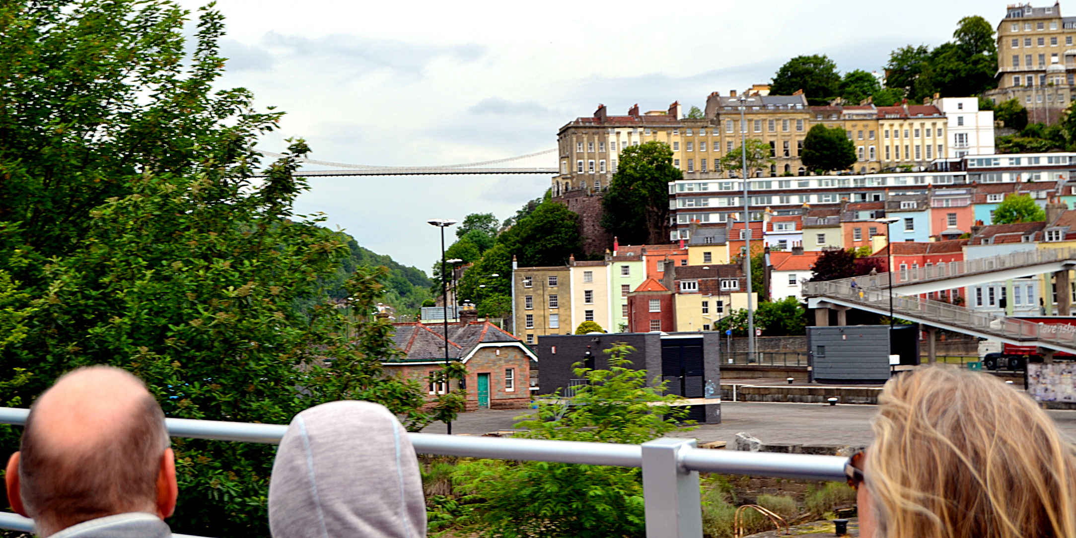 Bristols Wahrzeichen: Die Clifton Suspension Bridge bei einer Stadtrundfahrt im Bus