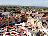 Newark Market place. View of the market place & town hall, taken from the tower of Newark parish church. von By Bob Danylec (From geograph.org.uk) [CC-BY-SA-2.0], from Wikimedia Commons