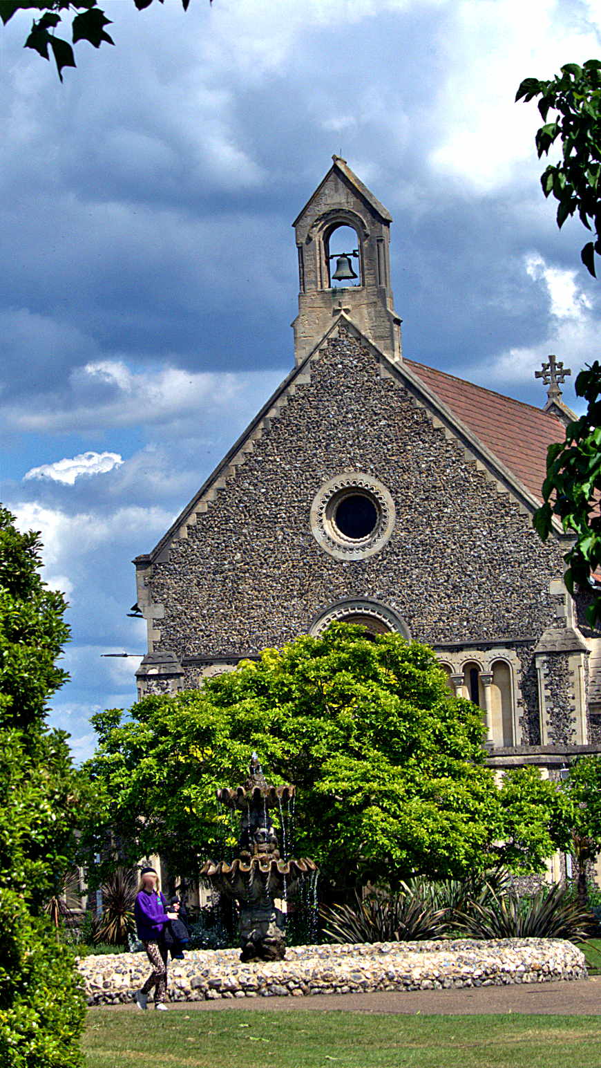 st. James mit dem Brunnen davor