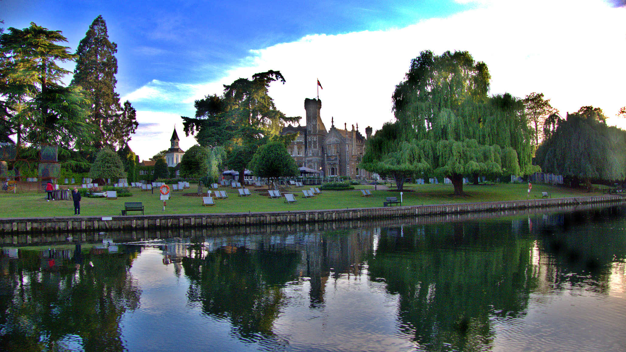 Das Oakley Court Hotel Abends von der Themse aus