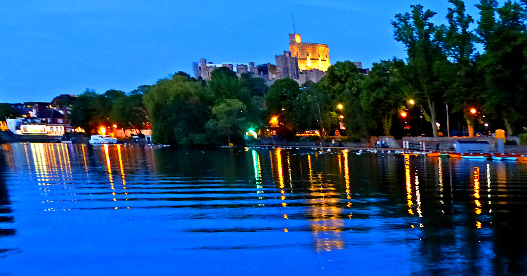 Windsor Castle und die Themse am Abend