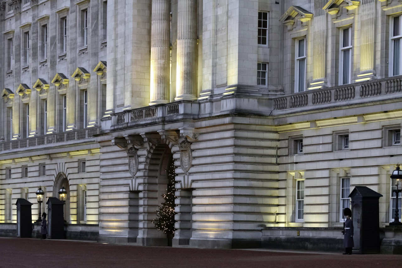 Buckingham Palace mit Weihnachtsbaum