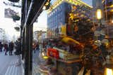 Weihnachtlich geschmücktes Schaufenster des Libertys Kaufhaus