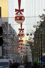 Weihnachtsschmuck über der Oxford Street