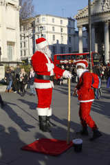 schwebender Weihnachtsmann am Trafalgar Square