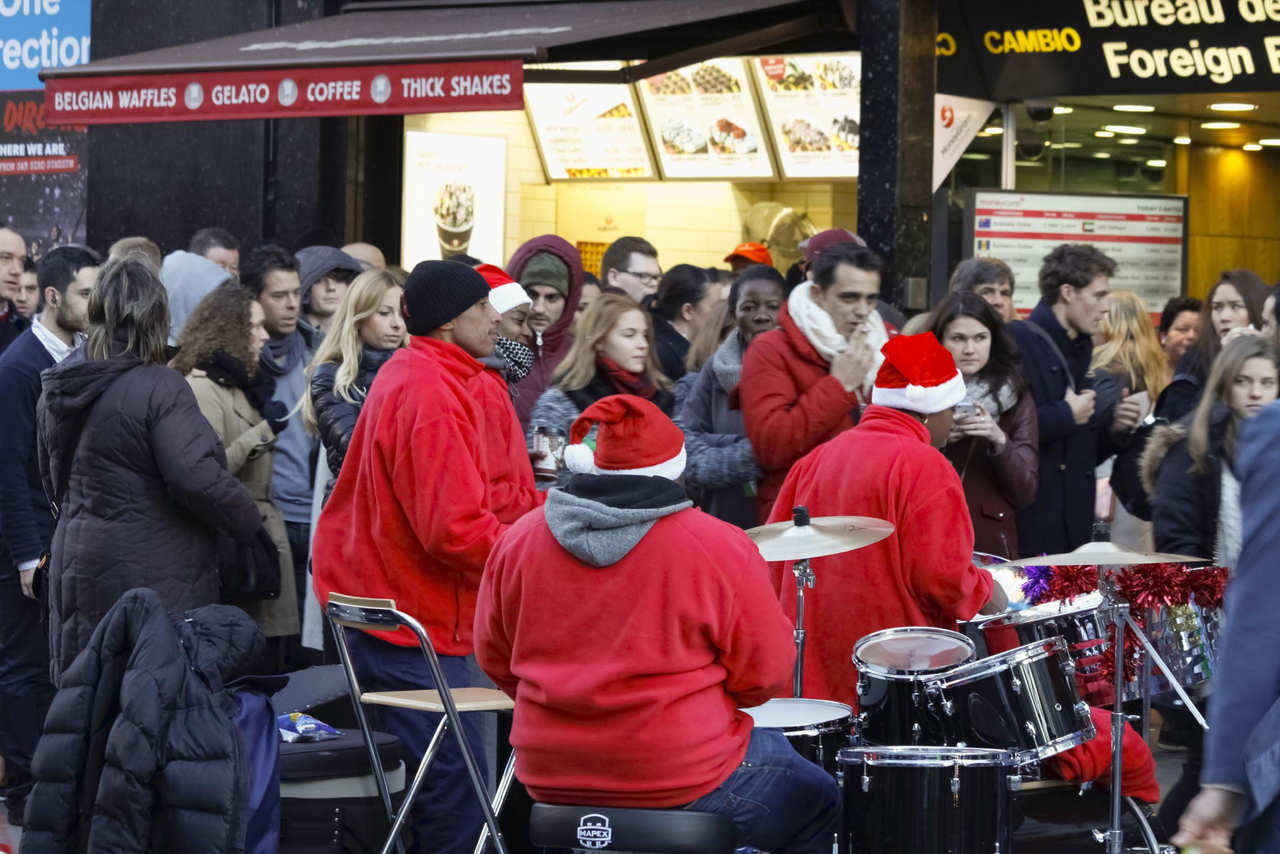 Weihnachtliche Straßenmusik in der Oxford Street
