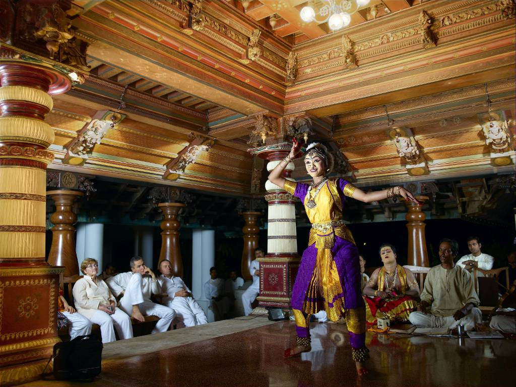 Einmal pro Woche entführen traditionelle Tänze auf der Palastbühne ins alte Indien