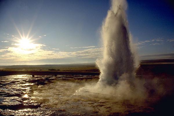 Ein Ausbruch des Strokkur auf Island