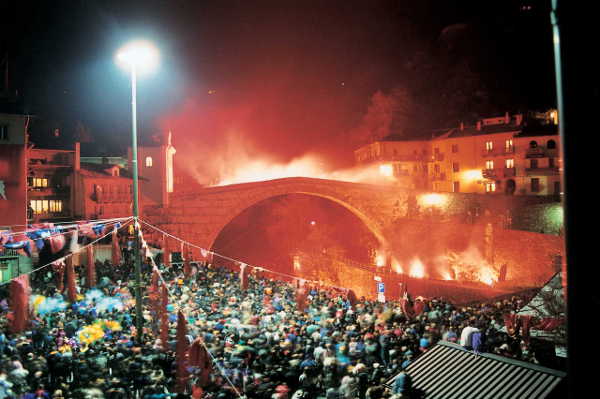 Karnevalsfeuer in Pont-Saint-Martin