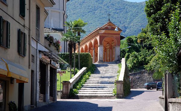 Baveno am Lago Maggiore oberhalb von Stresa, Kirche SS Gervasio e Protasio, Kreuzgang
