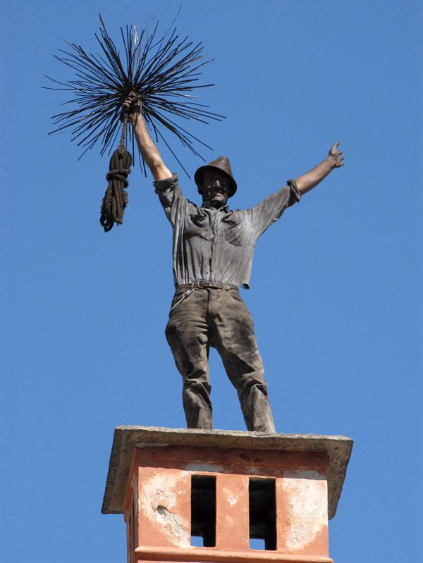 Schornsteinfeger auf dem Schornstein - Schornsteinfegertreffen in der Valle Vigezzo