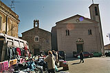 die alte Chiesa del Rosario neben der neuen Pfarrkirche San Sebastiano von Hihawai