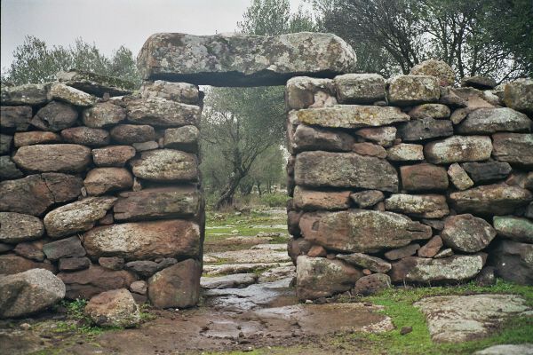 Eingang zum Tempel / Nuraghierdorf Serra Orios