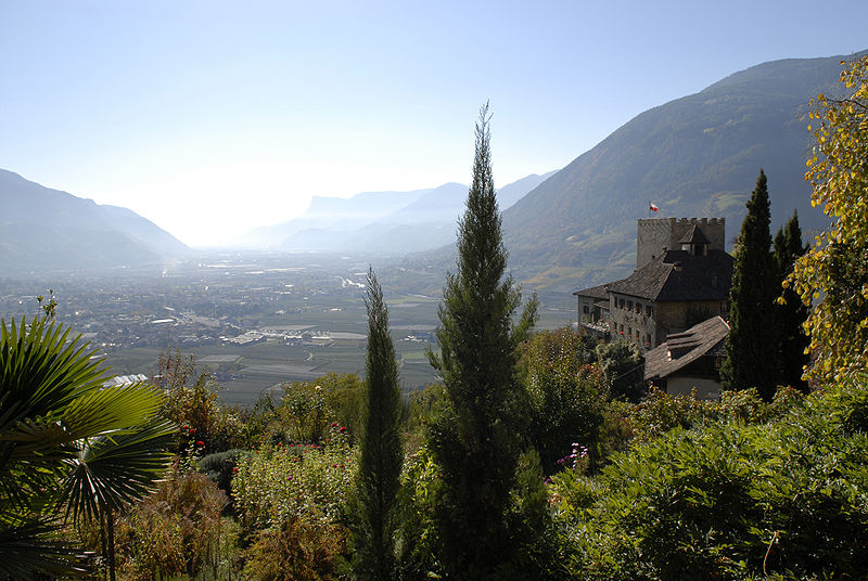 Landschaft bei Dorf Tirol mit dem Schloß Tirol by Tappeiner