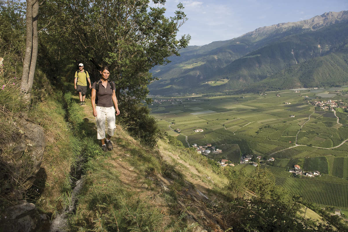 Wandern am Waalweg bei Meran