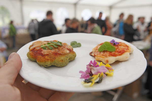 Farbenfrohe Frühlingsköstlichkeiten beim „UnKräutermarktl“ in Schenna